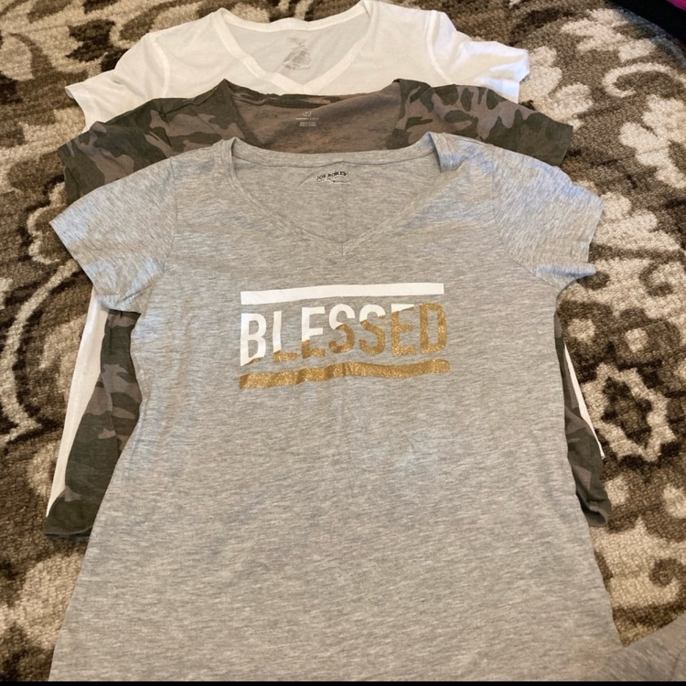 Bundle of 4 V-neck T-shirts